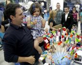 Las tiendas ofrecieron a los clientes dulces y chucher�as. 