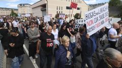 Centenares de personas participaron en la manifestaci�n encabezada por vecinos de Soandres, donde est� previsto instalar la planta. �A auga do Anll�ns non se mancha con mill�ns� y �Queremos aire puro, non futuro escuro� fueron algunas de las consignas que lanzaron los participantes, acompa�adas de sireras, bombos y pitos, adem�s de muchas pancartas y carteles. Hubo participantes laracheses y de municipios del entorno y bastantes pol�ticos, incluidos los del PP, del gobierno local.