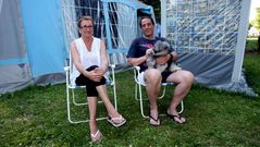 Sita Su�rez, de Ourol, y Seve de la Torre, son los verantes m�s veteranos en el c�mping Viveiro