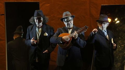 <span lang= gl >Evaristo Calvo, V�ctor Mosqueira�e Josito Porto ensaiando no auditorio de Rianxo</span>