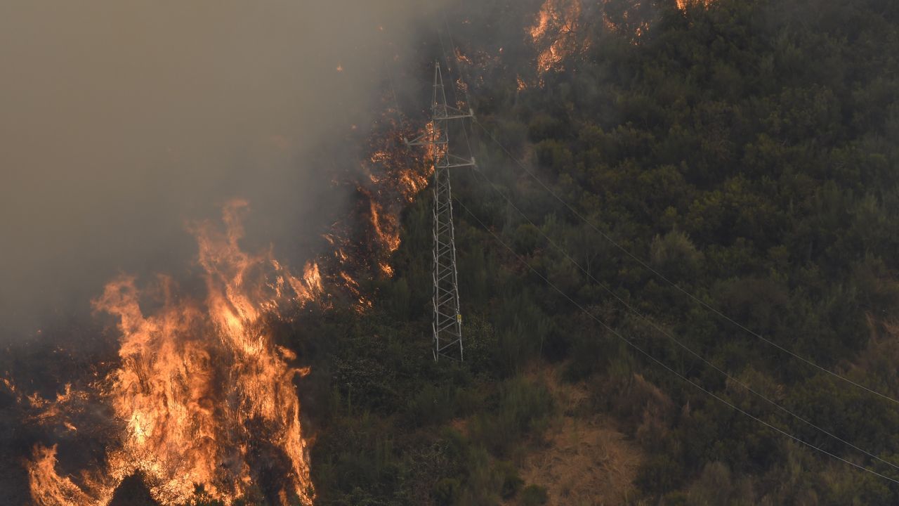 La electricidad y las conexiones, caídas en los municipios más afectados por el fuego