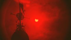 Imagen del eclipse del 11 de agosto de 1999 visto desde A Corua, con el Obelisco en primer trmino. Aunque en Espaa fue parcial, en muchas regiones densamente pobladas fue completo, lo que lo convierte en el eclipse total ms visto en la historia de la humanidad.