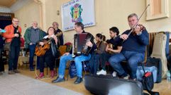 Compa�eiros de Moncho D�az interpretaron canci�ns de Fuxan os Ventos durante a homenaxe que se celebrou esta fin de semana en Monforte