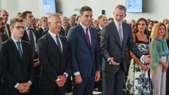 S�nchez y el rey (en el centro) coincidieron este martes en la inauguraci�n de la Galer�a de las Colecciones Reales