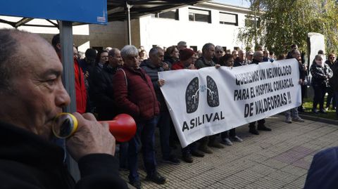 Concentraci�n de Asilival a las puertas del Hospital Comarcal de Valdeorras este jueves.