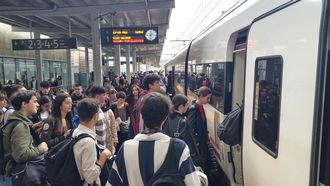 Decenas de viajeros, la mayora estudiantes, subindose ayer al tren en la estacin de Santiago.