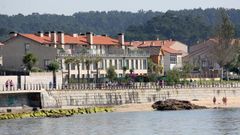 Un �tico en la playa de Coroso se ofrece en alquiler por 2.041 euros para toda la semana.