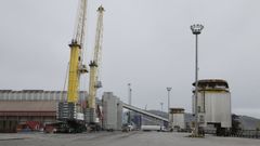 Instalaciones de Terminales Mar�timos de Galicia y P�rez Torres Mar�tima en el puerto exterior.