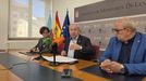 El alcalde, en el centro, present el nuevo servicio de autobs rural en el Ayuntamiento, acompaado por los concejales Gloria Prada y Jos Luis Losada