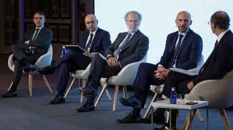 De izquierda a derecha: Jordi Agull, CEO de Celulosa Ence; Vctor Casal, director ejecutivo de Banca Corporativa, Empresas y Pymes de Abanca; Javier Uriarte, director de Comercializacin de Endesa; David Germade, vicepresidente y adjunto al CEO EMEA de Resonac, y Xos Luis Vilela, director de La Voz de Galicia