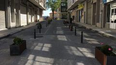 Jardineras y bolardos para ampliar la zona de paso peatonal en la r�a Alarico de Allariz