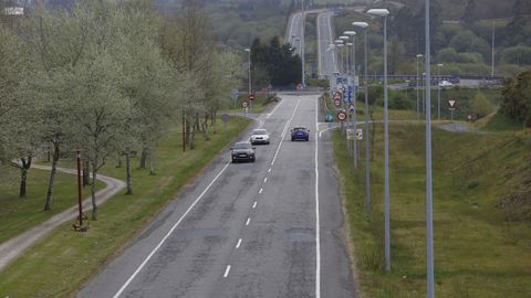 La avenida de Asturias discurre entre las rotondas de Meixonfrío y la de acceso a la autovía A-54, la de Lavacolla