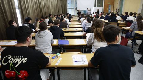 Sesi�n informativa previa a la selectividad en el aula magna de Humanidades de Ferrol