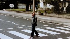 Suso Vaamonde, en 1980, cami�ando polo paso de pe�ns que aparece na portada de �Abbey Road� dos Beatles