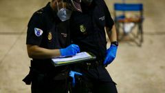 Dos agentes de la polic�a auton�mica levantando un acta de propuesta de sanci�n por incumplir las medidas covid