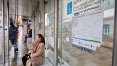 Pasajeros esperando en la parada de bus de Correos, en Ferrol, el pasado lunes, en una jornada de huelga.