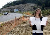 Ante las obras paradas M�ndez mostr� ayer las cartas enviadas.