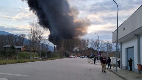 El incendio en una nave industrial caus� una negra humareda perceptible en O Barco de Valdeorras.