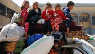 Un grupo de nios palestinos abandonan el norte de Gaza a causa de los bombardeos de Israel
