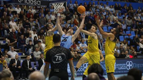 El p�vot croata Danko Brankovic, autor de los primeros puntos del Breog�n en el partido, trata de convertir una canasta ante la defensa de los jugadores visitantes Shemadini, Abromaitis y Scrubb