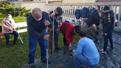 Los mayores dan instrucciones a los j�venes sobre como realizar la plantaci�n 