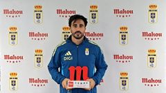 David Costas, con el premio al mejor jugador del mes de diciembre en el Real Oviedo
