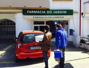 Las personas que acuden a por la vacuna suelen llevar neveras o bolsas para mantener el fr�o. 