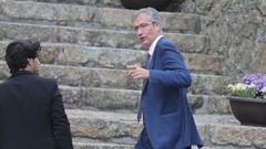 El gobernador del Banco de Espa�a, llegando al Foro La Toja.