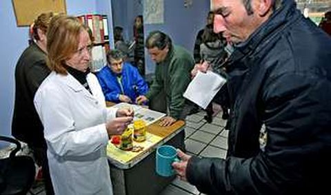 Sara, de Rexurdir Provincial, est� todos los d�as en la sede para ayudar a los usuarios que desayunan en la entidad.