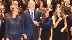 La Familia Real, el Rey Felipe IV, la Reina Letizia, la Princesa Leonor y la Infanta Sof�a saludan a los componentes de la Orquesta Oviedo Filarmon�a y el Coro de la Fundaci�n Princesa de Asturias durante el concierto Premios Princesa de Asturias, a 23 de octubre de 2025, en Oviedo (Asturias, Espa�a)