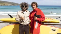 Toni Varela (izquierda), director de One Surf Academy, con Martn Zas Novo, socorrista en Area Maior de Malpica.