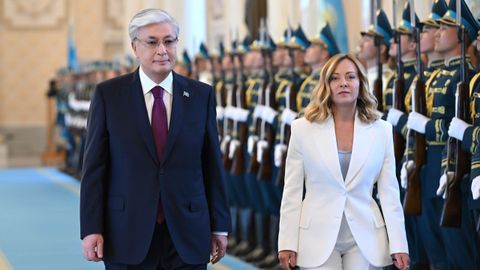 El presidente kazajo Kasim-Yomart Tokáev, recibe a la primera ministra italiana, Giorgia Meloni, en el marco de su visita oficial al país.