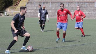 Trashorras, en el centro de la imagen con camiseta roja, en un partido reciente