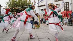 Danzantes de Vilanova dos Infantes interpretan el entrenzado de su danza gremial ante la Virgen del Cristal