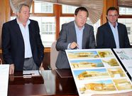 �lvarez-Campana muestra el proyecto.