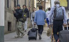 Peregrinos y turistas en el casco histrico de Santiago, en una foto de archivo