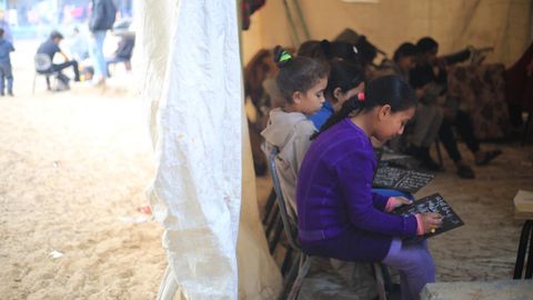 Entre los constantes bombardeos, contin�an las clases en Rafah.