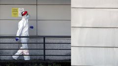 Un sanitario, en el exterior del Hospital Montecelo, en Pontevedra