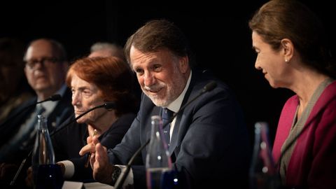 El presidente del Grupo Planeta, José Creuheras, con las escritoras Rosa Regàs y Carmen Posadas, miembros del jurado.