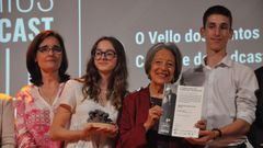 Estudantes do IES Antonio Fraguas, co galard�n, en compa��a da filla de O Vello dos Contos, Loli�a Fraguas, que tam�n foi homenaxeada