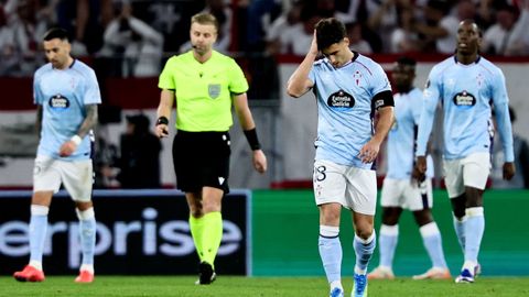 Los jugadores del Celta, decepcionados tras encajar el tercer gol ante el Friburgo.