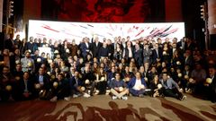 Todos los ganadores de los galardones Sol, la distinci�n que otorga la Gu�a Repsol, posan tras una gala celebrada este lunes en San Sebasti�n en la que se han desvelado los 23 restaurantes que reciben dos y los 77 que estrenan el primero