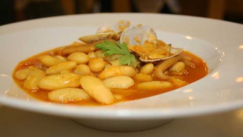 Fabas con almejas, preparadas en La Cocina de Casona