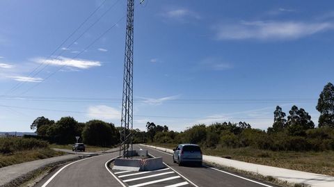 Nueva va entre el polgono de Brtoa y el centro urbano de Carballo, y con un poste elctrico en medio