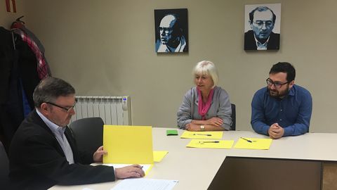 Reuni�n de la candidata de IU a la alcald�a de Oviedo, Concha Masa, con el presidente de la Academia de la Llingua, Xos� Ant�n G. Ria�o.