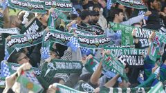 Bufandas en alto del racinguismo en uno de los desplazamientos m�s numerosos del curso.