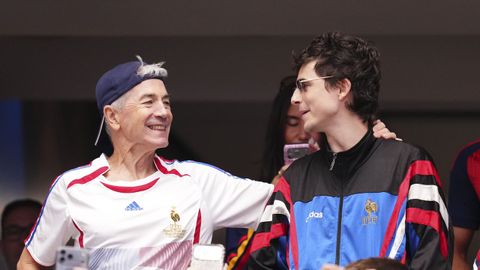 El actor estadounidense-franc�s, Timoth�e Chalamet, anim� a Francia en compa��a de su padre, el periodista Marc Chalamet