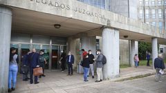 El protocolo  de acceso a los juzgados de Santiago por el coronavirus hace que se formen colas en el edificio