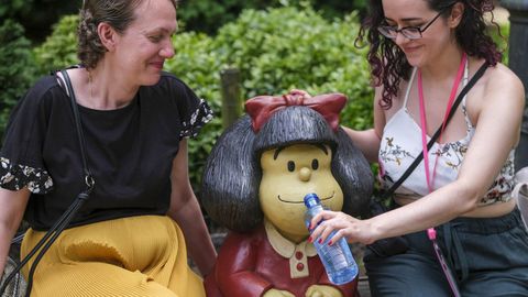  Dos turistas simulan dar agua a la escultura que representa a Mafalda, el personaje crado por el humorista gr�fico argentino  Quino , en el Campo de San Francisco en Oviedo