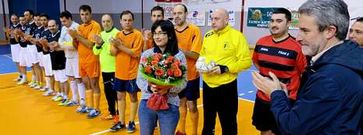 La viuda de Fran, Mari Carmen N��ez, recibi� de manos del alcalde de Monforte, Severino Rodr�guez, un ramo de flores antes de que empezara el triangular.